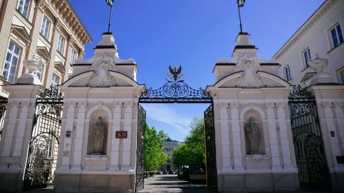 Warszawa, 12.05.2021. Brama Główna Uniwersytetu Warszawskiego przy ul. Krakowskie Przedmieście w Warszawie. PAP/Albert Zawada