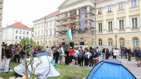 Warszawa, 12.06.2024. Protest studentów Uniwersytetu Warszawskiego w obronie Palestyny na terenie Kampusu Głównego UW w Warszawie, 12 bm. Prostestujący żądają od uczelni m.in. jednoznacznego potępienia działań Izraela, a także zerwania współpracy z firmami i z uniwersytetami izraelskimi. Odbywający się od 24 maja br. w parku Autonomia przy ul. Nowy Świat 69 protest zaostrzył się, a jego uczestnicy przenieśli się na Kampus Główny. Rektor uniwersytetu zwrócił się do policji z prośbą o udrożnienie ciągów komunikacyjnych. PAP/Rafał Guz