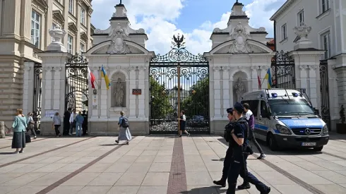 Warszawa, 14.06.2024. Patrol policji przed zamkniętym wejściem na teren Kampusu Głównego UW w Warszawie. PAP/Radek Pietruszka