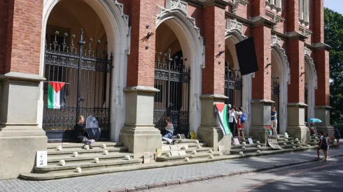 26.06.2024. Protest studentów przed siedzibą Collegium Novum Uniwersytetu Jagiellońskiego w Krakowie. PAP/Art Service