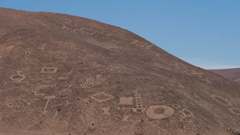 Adobe Stock. Inna sztuka naskalna z tego samego regionu: skupisko petroglifów na zboczach masywu Cerro Pintados na pustyni Atacama w rejonie Tarapaca, północne Chile