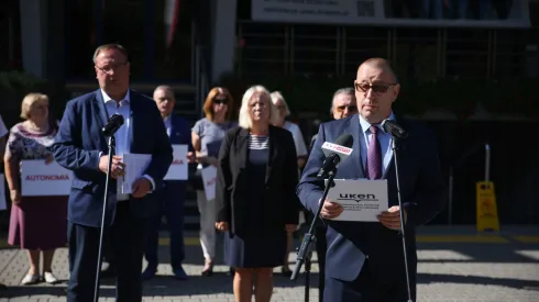 Kraków, 05.09.2024. Prorektor ds. nauki UKEN dr hab. Michał Rogoż (L), prorektor ds. studenckich UKEN dr hab. Katarzyna Plutecka (C) i rektor UKEN prof. dr hab. Piotr Borek (L) podczas briefingu prasowego ws. próby odwołania prof. dr hab. Piotra Borka z funkcji Rektora Uniwersytetu Komisji Edukacji Narodowej, 5 bm. przed siedzibą uczelni w Krakowie. Ministerstwo Nauki i Szkolnictwa Wyższego wszczęło procedurę odwołania prof. Piotra Borka z funkcji rektora Uniwersytetu Komisji Edukacji Narodowej w Krakowie. Przyczyną ma być „rażące lub uporczywe naruszanie prawa”. (sko) PAP/Łukasz Gągulski