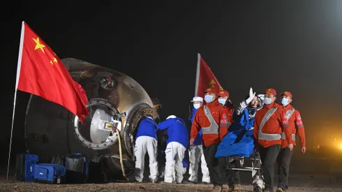 Chiński astronauta Li Cong (3-R) wyprowadzany z kapsuły Shenzhou-18 EPA/XINHUA / LI ZHIPENG, dostawca: PAP/EPA