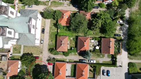 Widok na zespół klasztorny na Bielanach z powietrza. Czerwonym okręgiem zaznaczono obszar badań, jedynie niezabudowane miejsce. Fot. F. Welc.