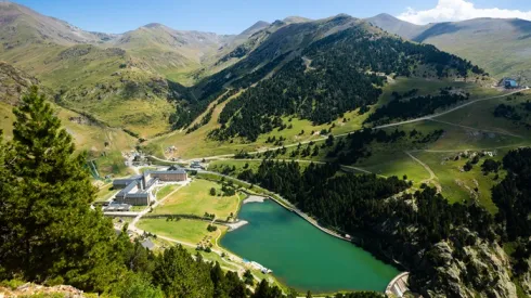 Dolina rzeki Vall de Nuria w Pirenejach, prowincja Girona, Adobe Stock