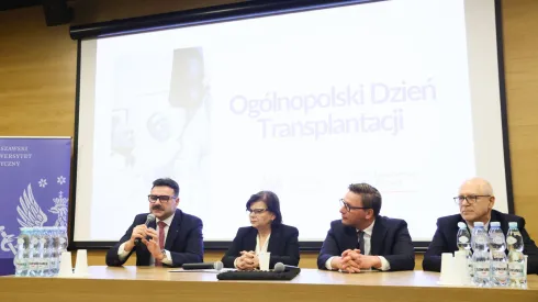 dr. hab. Rafał Krenke, prorektor WUM, kierownik Kliniki Chirurgii Ogólnej, Transplantacyjnej i Wątroby UCK WUM, konsultant krajowy w dziedzinie transplantologii klinicznej prof. dr hab. Michał Grąt, kierownik Kliniki Chirurgii Serca, Klatki Piersiowej i Transplantologii UCK WUM dr hab. n. med. Mariusz Kuśmierczyk na konferencji prasowej z okazji Ogólnopolskiego Dnia Transplantacji, 24 bm. w Dziecięcym Szpitalu Klinicznym UCK WUM w Warszawie. PAP/Leszek Szymański