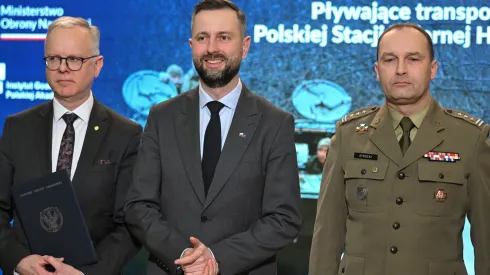 , 24.03.2025. Wicepremier, minister obrony narodowej Władysław Kosiniak-Kamysz (C), dyrektor IGF PAN Paweł Rowiński (L) oraz dowódca 2. Pułku Inżynieryjnego płk Arkadiusz Syrocki (P) podczas przekazania transporterów PTS-M dla Instytutu Geofizyki Polskiej Akademii Nauk, 24 bm. w siedzbie Ministerstwa Obrony Narodowej w Warszawie. Dwa transportery PTS-M trafią do Polskiej Stacji Polarnej Hornsund na Spitsbergenie. Polska Stacja Polarna Hornsund imienia Stanisława Siedleckiego, zarządzana przez Instytut Geofizyki PAN, jest najdalej na północ wysuniętą całoroczną polską instytucją badawczą. (jm) PAP/Radek Pietruszka