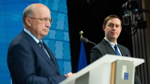 Bruksela, Belgia, 23.05.2025. Przewodnictwo Polski w Radzie UE. Wiceminister rozwoju i technologii Michał Baranowski (P) i komisarz Unii Europejskiej ds. obrony i przestrzeni kosmicznej Andrius Kubilius podczas konferencji po radzie ds. kosmosu, 23 bm. w Brukseli. PAP/Kinga Majewska