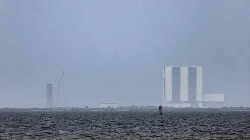07.06.2025. Na zdjęciu z 6 bm. widok z brzegu Indian River na Centrum Kosmiczne Kennedy'ego (Kennedy Space Center, KSC) na przylądku Canaveral w Stanach Zjednoczonych Ameryki. Z KSC rakieta Falcon 9 wyniesie na Międzynarodową Stację Kosmiczną kapsułę Dragon z załogą misji Ax-4, której członkiem jest Polak Sławosz Uznański-Wiśniewski. Start zaplanowany jest na 10 czerwca. PAP/Leszek Szymański
