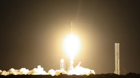 Floryda, 25.06.2025. Start rakiety Falcon 9 z kapsułą Crew Dragon z Centrum Kosmicznego Johna F. Kennedy’ego na przylądku Canaveral na Florydzie, 25 bm. W ramach misji Axiom-4 rakieta zabrała czwórkę astronautów, w tym Sławosza Uznańskiego-Wiśniewskiego na Międzynarodową Stację Kosmiczną (ISS). PAP/Leszek Szymański