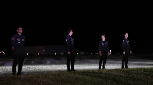 25.06.2025. Na zdjęciu z 24 bm. Członkowie załogi: Amerykanka Peggy Whitson (2P) – dowódczyni, Polak Sławosz Uznański-Wiśniewski (P) – specjalista, Hindus Shubhanshu Shukla (L) – pilot oraz Węgier Tibor Kapu (2L) – specjalista podczas pożegnania przed startem rakiety Falcon 9 w Centrum Kosmicznym Johna F. Kennedy’ego na przylądku Canaveral na Florydzie, 24 bm. czasu amerykańskiego. Kapsuła Crew Dragon ma zabrać czwórkę astronautów na Międzynarodową Stację Kosmiczną (ISS) w ramach misji Axiom-4. (sko) PAP/Leszek Szymański