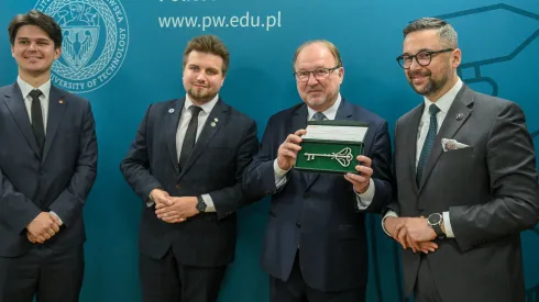 , 30.10.2025. Minister nauki Marcin Kulasek (P), wiceprzewodniczący samorządu studenckiego Bartosz Chmiel (2L) i rektor Politechniki Warszawskiej prof. Krzysztof Zaremba (2P) podczas otwarcia przebudowanego Domu Studenckiego Politechniki Warszawskiej "Pineska" w Warszawie. PAP/Marcin Obara