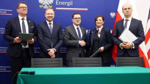 , 31.10.2025. Minister energii Miłosz Motyka (C), sekretarz stanu w ME, pełnomocnik rządu ds. Strategicznej Infrastruktury Energetycznej Wojciech Wrochna (2L), dyrektor Narodowego Centrum Badań Jądrowych (NCBJ) prof. dr inż. Jakub Kupecki (P), wiceprezes ds. badań i rozwoju, dyrektor wykonawcza ds. Technologii Westinghouse Lou Martinez (2P) oraz prezes Westinghouse Electric Poland Mirosław Kowalik (L) podczas briefingu prasowego w siedzibie Ministerstwa Energii w Warszawie, 31 bm. Briefing tow. podpisaniu porozumienia pomiędzy Narodowym Centrum Badań Jądrowych i Westinghouse Electric Company o współpracy na rzecz rozwoju polskiego programu jądrowego. PAP/Albert Zawada