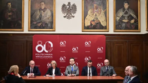 Rektor prof. Arkadiusz Wójs, posłanka Anna Sobolak, dr Piotr Kozdrowicki, wicewojewoda dolnośląski, Paweł Gancarz, marszałek Województwa Dolnośląskiego, Jakub Mazur, wiceprezydent Wrocławia. Źródło: Politechnika Wrocławska