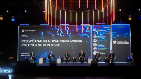 19.11.2025. Wiceminister nauki i szkolnictwa wyższego prof. Marek Gzik (2P), europosłowie Borys Budka (2L), Michał Kobosko (3P), marszałek Senatu Małgorzata Kidawa-Błońska (3L), zastępca szefa Kancelarii Prezesa Rady Ministrów Jakub Stefaniak (P) i moderator Marek Kacprzak (L) na I Kongresie Nauka dla Biznesu, 19 bm. w centrum EXPO XXI w Warszawie. Celem wydarzenia jest zacieśnienie współpracy środowisk akademickich z przedsiębiorcami, wypracowanie nowych patentów i wdrożeń, wzmacniających polską gospodarkę. PAP/Marcin Obara