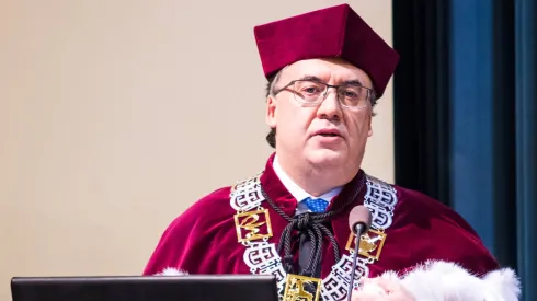 18.11.2021. Profesor Robert Rejdak podczas ceremonii nadania tytułu doktora honoris causa Uniwersytetu Medycznego w Lublinie prof. Anselmowi Juenemannowi w Auli Collegium Maius Uniwersytetu Medycznego w Lublinie, 18 bm. Profesor Juenemann jest autorytetem w dziedzinie europejskiej okulistyki.  PAP/Bartłomiej Wójtowicz