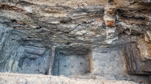 Toruń, 19.11.2025. Fragment nieznanych wcześniej drewnianych konstrukcji z XIII wieku, 19 bm. w Toruniu. Konstrukcje odkryte zostały podczas badań archelogocznych na dziedzińcu Domu Mikołaja Kopernika w Toruniu. To jedne z najstarszych takich znalezisk w mieście. Konstrukcje trafią do konserwacji i staną się elementem przyszłej wystawy stałej muzeum. (mr) PAP/Tytus Żmijewski