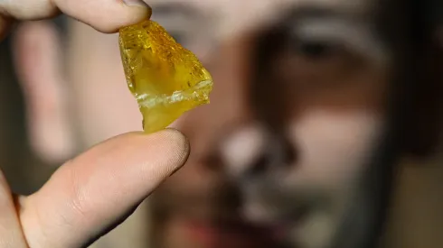 03.12.2025. Astronauta dr Sławosz Uznański-Wiśniewski na spotkaniu w Muzeum Bursztynu w Gdańsku, 3 bm. W trakcie spotkania polski astronauta przekazał do zbiorów placówki bursztyn z Sobieszewa, który zabrał ze sobą na Międzynarodową Stację Kosmiczną. PAP/Adam Warżawa