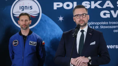 19.12.2025. Astronauta Sławosz Uznański-Wiśniewski (L) oraz minister nauki i szkolnictwa wyższego Marcin Kulasek (P) podczas konferencji prasowej po zakończeniu finałowego spotkania ze Sławoszem Uznańskim-Wiśniewskim w ramach trasy „IGNIS - Polska sięga gwiazd”, 19 bm. w holu Pałacu Kazimierzowskiego na Kampusie Głównym UW. Trasa zostałą zrealizowana przez Ministerstwo Rozwoju i Technologii, Ministerstwo Nauki i Szkolnictwa Wyższego oraz Polską Agencję Kosmiczną we współpracy z Europejską Agencją Kosmiczną. PAP/Rafał Guz
