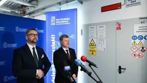 Rzeszów, 15.01.2026. Minister nauki i szkolnictwa wyższego dr inż. Marcin Kulasek (L) podczas briegfingu prasowego tow. wizycie na Politechnice Rzeszowskiej. Obok rektor Politechniki Rzeszowskiej prof. dr hab. inż. Piotr Koszelnik (P). PAP/Darek Delmanowicz
