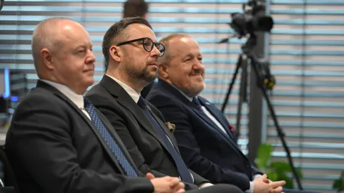 27.01.2026. Dyrektor NCBR prof. Jerzy Małachowski (P), wiceminister nauki i szkolnictwa wyższego prof. Marek Gzik (L) i minister nauki i szkolnictwa wyższego Marcin Kulasek (C) podczas konferencji prasowej Narodowego Centrum Badań i Rozwoju nt. „Program dla młodych naukowców w nowej odsłonie – rusza LIDER UP”, 27 bm. w budynku Varso Tower w Warszawie. PAP/Marcin Obara