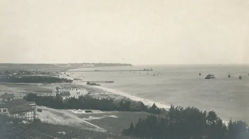 Brzeg morski w Gdyni, około 1925 roku. Źródło: Wikipedia/ domena publiczna