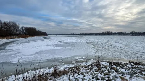 13.01.2026. Zamarznięta Wisła w Czarnowie k. Bydgoszczy. PAP/Tomasz Więcławski