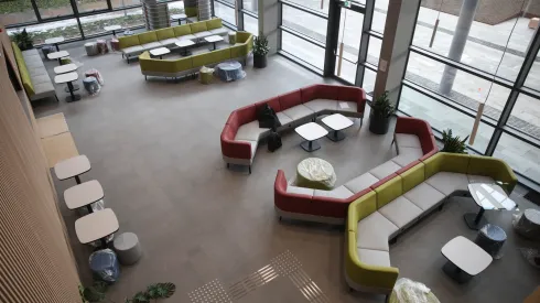 05.02.2026. Zwiedzanie dla mediów nowego kampusu Uniwersytetu Papieskiego Jana Pawła II w Krakowie, 5 bm. Koszt inwestycji zwiększył się w związku z koniecznością połączenia dwóch budynków i dostosowania biblioteki do integracji z częścią dydaktyczną. (aldg) PAP/Łukasz Gągulski