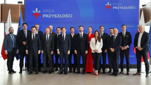 Warszawa, 10.02.2026. Premier Donald Tusk (5L) oraz minister finansów i gospodarki Andrzej Domański (3L) z członkami nowo powołanej Rady Przyszłości, 10 bm. w Gmachu Skyliner w Warszawie. PAP/Albert Zawada