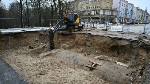 13.02.2026. Na zdjęciu z 12 bm. zabytkowy most odkryty podczas prac modernizacyjnych głównej arterii miejskiej w Koszalinie. Dawny most nad rzeką Dzierżęcinką z II połowy XIX w. został odkryty podczas modernizacji ul. Zwycięstwa, głównej arterii Koszalina. (mr) PAP/Piotr Kowala 