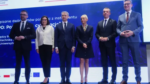  Warszawa, 26.02.2026. Wicepremier, minister cyfryzacji Krzysztof Gawkowski (3L), minister nauki i szkolnictwa wyższego Marcin Kulasek (L), pierwsza wiceprezes zarządu BGK prof. dr hab. Marta Postuła (3P), dyrektorka Przedstawicielstwa Komisji Europejskiej w Polsce Katarzyna Smyk (2L), rektor Politechniki Krakowskiej prof. Andrzej Szarata (2P) i rektor Uniwersytetu Warmińsko Mazurskiego w Olsztynie, dr hab. Jerzy Andrzej Przyborowski (P) na konferencji prasowej w Hotelu Warszawa w Warszawie, 26 bm. Podczas wydarzenia podpisano pierwsze umowy z uczelniami w ramach instrumentu „Pożyczka na cyfryzację” ze środków KPO. PAP/Rafał Guz