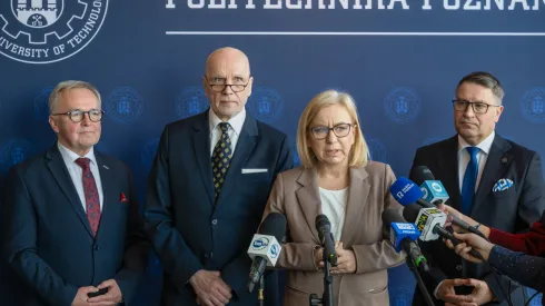 05.03.2026. Inicjator powołania Klastra Zielonej Transformacji Przemysław Karlik (2L), ministra klimatu i środowiska Paulina Hennig-Kloska (2P), rektor Politechniki Poznańskiej prof. dr hab. inż. Teofil Jesionowski (P) i prezes Zarządu Poznańskiego Parku Naukowo-Technologicznego prof. dr hab. inż. Hieronim Maciejewski (L) podczas konferencji prasowej, 5 bm. w siedzibie Politechniki Poznańskiej. Wcześniej odbyło się podpisanie porozumienia o utworzeniu Klastra Zielonej Transformacji. PAP/Jakub Kaczmarczyk