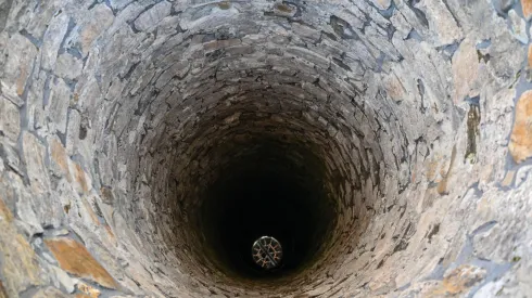  Sanok, 05.03.2026. Odrestaurowana i zrekonstruowana zabytkowa studnia na dziedzińcu Muzeum Historycznego w Sanoku, 5 bm. W wyniku przeprowadzonych prac odtworzono jej wygląd z 1900 roku. Podczas eksploracji na dnie studni znaleziono tysiące różnych przedmiotów, od XVII-wiecznej monety po militaria z II wojny światowej. (mr) PAP/Darek Delmanowicz