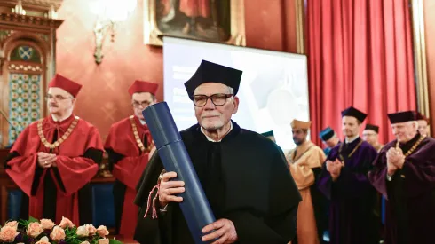 Kraków, 31.03.2026. Prof. dr hab. Marek Safjan (C) odbiera tytuł doktora honoris causa Uniwersytetu Jagiellońskiego w Collegium Novum UJ w Krakowie. PAP/Art Service