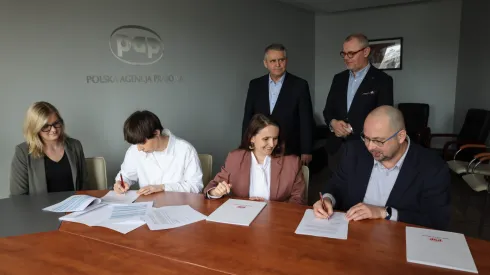 02.04.2026. Prezes Polskiej Agencji Prasowej Marek Błoński (P), prezes zarządu Fundacji Polskiej Agencji Prasowej Magdalena Chodak (2L), członek zarządu Fundacji Polskiej Agencji Prasowej Magdalena Żuk (L), prezeska Fundacji Edukacyjnej Perspektywy Bianka Siwińska (3L), założyciel Fundacji Edukacyjnej Perspektywy Waldemar Siwiński (3P) oraz redaktor naczelny Polskiej Agencji Prasowej Wojciech Tumidalski (2P) podczas podpisania porozumienia między Polską Agencją Prasową a Fundacją Perspektywy, 2 bm. w siedzibie PAP w Warszawie. PAP/Albert Zawada