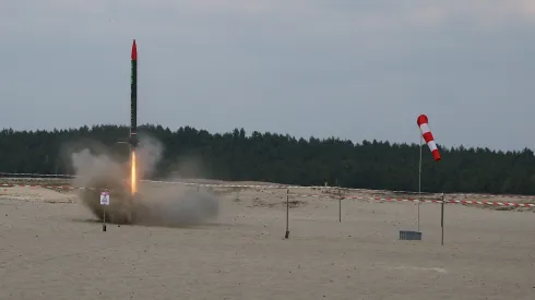 Chechło, 19.04.2026. Finał konkursu naukowego CanSat 2026 dla uczniów szkół ponadpodstawowych na Pustyni Błędowskiej w okolicach miejscowości Chechło, 19 bm. CanSat to międzynarodowy konkurs Europejskiej Agencji Kosmicznej (ESA). Wyzwanie polega na budowaniu symulatorów małych sond kosmicznych i przeprowadzaniu za ich pomocą badań naukowych. PAP/Łukasz Gągulski