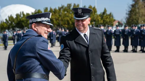 Dęblin, 30.04.2026. Ustępujący Rektor-Komendant Lotniczej Akademii Wojskowej gen. bryg. pil. dr inż. Krzysztof Cur (L) i nowy Rektor-Komendant Lotniczej Akademii Wojskowej płk pil. dr inż. Krzysztof Szymaniec (P) podczas uroczystości przekazania obowiązków w Lotniczej Akademii Wojskowej w Dęblinie. PAP/Wojtek Jargiło