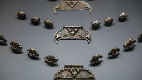 Białystok, 17.04.2026. Otwarcie wystaw „W kamień zmienione” oraz „Skarby minionych wieków” zorganizowanych z okazji 70-lecia Działu Archeologii Muzeum Podlaskiego, 17 bm. w głównej siedzibie muzeum w białostockim Ratuszu. (jm) PAP/Artur Reszko