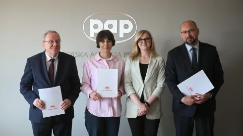 Warszawa, 26.05.2026. Dyrektor generalny PAP Marek Błoński (P), rektor Uniwersytetu Wrocławskiego prof. dr hab. Robert Olkiewicz (L), prezes zarządu Fundacji Polskiej Agencji Prasowej Magdalena Chodak (2L) oraz członek zarządu Fundacji Polskiej Agencji Prasowej Magdalena Żuk (2P) w siedzibie PAP w Warszawie, 26 bm. PAP i Fundacja Polskiej Agencji Prasowej oraz Uniwersytet Wrocławski podpisały porozumienie o współpracy. (jm) PAP/Marcin Obara