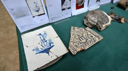 , 15.06.2026. Cenne zabytki archeologiczne związane z historią Zamku i rodu Ossolińskich na Zamku Krzyżtopór w Ujeździe, 15 bm. Wśród powracających do miejsca pochodzenia po ponad 50 latach przedmiotów znajdują się m.in. wysokiej klasy kafle delftyjskie, naczynia, elementy wyposażenia wnętrz oraz przedmioty codziennego użytku z XVII wieku. Wydarzenie towarzyszy podpisaniu umowy o współpracy pomiędzy Uniwersytetem Jana Kochanowskiego w Kielcach a Miastem i Gminą Iwaniska – organizatorem Instytucji Kultury Zamek Krzyżtopór. PAP/Piotr Polak 