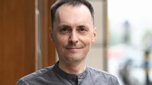 Warszawa, 15.06.2026. Na zdjęciu z 11 bm. archeolog, autor książki “Bogowie Polski. Szamani, megality i zapomniane słowiańskie bóstwa” Szymon Zdziebłowski przed siedzibą Polskiej Agencji Prasowej w Warszawie. Szymon Zdziebłowski był gościem Studia PAP. PAP/Radek Pietruszka