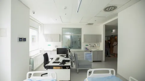  Wrocław, 23.06.2026. Nowa Klinika Kardiologii i Kardiochirurgii Dziecięcej w Uniwersyteckim Szpitalu Klinicznym (USK) we Wrocławiu, 23 bm. Klinika pozwala na kompleksowe diagnozowanie i leczenie wad serca u najmłodszych pacjentów w jednym ośrodku. (mr) PAP/Krzysztof Ćwik