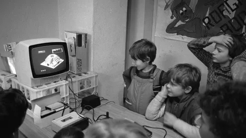 Warszawa 1986. Klub Mikrokomputerowy MIKROS działający przy Zakładach Radiowych im. Marcina Kasprzaka (przedsiębiorstwo państwowe należące do Zjednoczenia Przemysłu Elektronicznego UNITRA). PAP/Maciej Musiał-AR