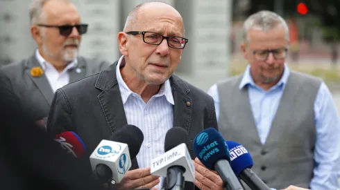 09.07.2026. Etyk środowiskowy, działacz na rzecz ochrony przyrody prof. dr hab. Piotr Skubała podczas briefingu prasowego przed pomnikiem AK w Warszawie, 9 bm. po spotkaniu z marszałkiem Sejmu Włodzimierzem Czarzastym. Spotkanie dot. zorganizowania debaty na temat skutków zmiany klimatu dla Polski. (aldg) PAP/Tomasz Gzell