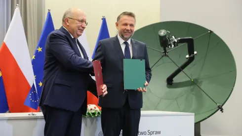 Warszawa, 21.07.2026. Minister spraw wewnętrznych i administracji Marcin Kierwiński (P) oraz Europejski Komisarz ds. obrony i przestrzeni kosmicznej Andrius Kubilius (L) podczas uroczystości podpisania umowy dot. udziału Polski w budowie konstelacji satelitarnej IRIS2, 21 bm. w siedzibie MSWiA w Warszawie. Infrastructure for Resilience, Interconnectivity and Security by Satellite (RIS2) to projekt Unii Europejskiej, przewidujący umieszczenie na niskiej i średniej orbicie okołoziemskiej prawie 300 satelitów, które mają zapewnić stabilny i bezpieczny system łączności satelitarnej dla rządów, firm i obywateli UE. (jm) PAP/Leszek Szymański