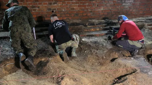 , 11.07.2026. Badania archeologiczne w domu Hermanna Goeringa na terenie Wilczego Szańca w miejscowości Gierłoż, 11 bm. Przed dwoma laty gdańska Fundacja Latebra znalazła w domu Goeringa szkielety ludzi - dorosłych i dzieci. Początkowo informowano o pięciu osobach, ostatecznie ustalono, że było ich sześć. Szkielety były zakopane płytko w ziemi, na głębokości ok. 20 cm w niepodpiwniczonej części budynku. Nie miały dłoni i stóp. Mimo, iż śledztwo w tej sprawie prowadziła prokuratura, nie udało się ustalić ani kim są ofiary, ani kiedy i w jakich okolicznościach straciły życie. Nie wiadomo też, dlaczego pochowano je właśnie w tym miejscu. Dochodzenie umorzono. PAP/Tomasz Waszczuk