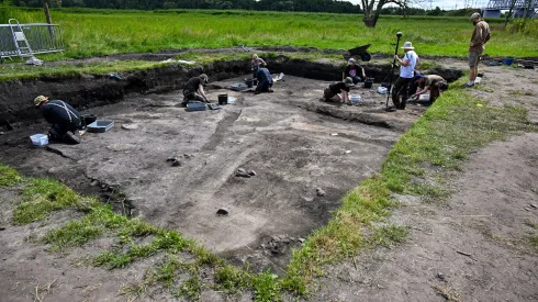 Wolin, 15.07.2026. Zespół archeologów z Polski i Danii prowadzi drugi sezon prace na Srebrnym Wzgórzu w Wolinie, 15 bm. To kontynuacja rozpoczętego w zeszłym roku trzyletniego projektu badawczego prowadzonego przez naukowców Instytutu Archeologii i Etnologii Polskiej Akademii Nauk i Uniwersytetu w Aarhus. Wykopaliska mają służyć lepszemu poznaniu historii tutejszego portu, który we wczesnym średniowieczu był ważnym ośrodkiem handlowym na Bałtyku i centrum relacji między Słowianami a Skandynawami. Badania prowadzone na obecnym poziomie obejmują okres X wieku, lecz najbardziej interesującymi są warstwy leżące poniżej z IX i VIII w. W ubiegłym roku udało się odkryć cztery chaty oddzielone rowami odwadniającymi. Znaleziono też paciorki bursztynowe, ozdoby metalowe i liczne przedmioty codziennego użytku w tym naczynia gliniane w różnych formach, gliniane przęśliki czy osełki z kamieniołomów znajdujących się w Norwegii. (dw) PAP/Marcin Bielecki