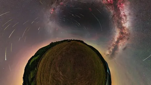 Wyróżnione zdjęcie M. Rosadzińskiego (@krakow_astrophotography) pt. Planeta Meteorow (fragment);  https://apod.nasa.gov/apod/ap260812.html
