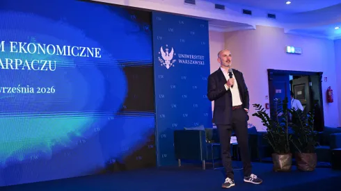 Karpacz, 08.09.2026. Prezes Fundacji Nauka Tomasz Rożek podczas wystąpienia "Od węgla do gwiazd. Centrum kosmiczne Wujek" w pierwszym dniu XXXV Forum Ekonomicznego w Karpaczu, 8 bm. Tegoroczna edycja forum odbywa się pod hasłem "Architektura nowego porządku – stabilność w czasach zmian".  PAP/Maciej Kulczyński