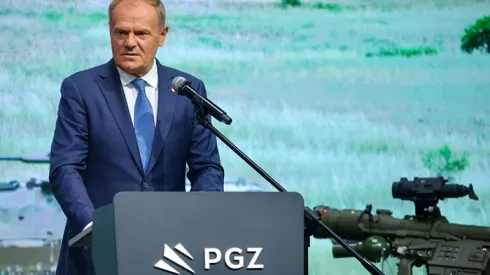 Premier Donald Tusk podczas konferencji prasowej w ostatnim dniu XXXIV Międzynarodowego Salonu Przemysłu Obronnego na terenie Centrum Kongresowego Targów Kielce (jm) PAP/Adam Kumorowicz